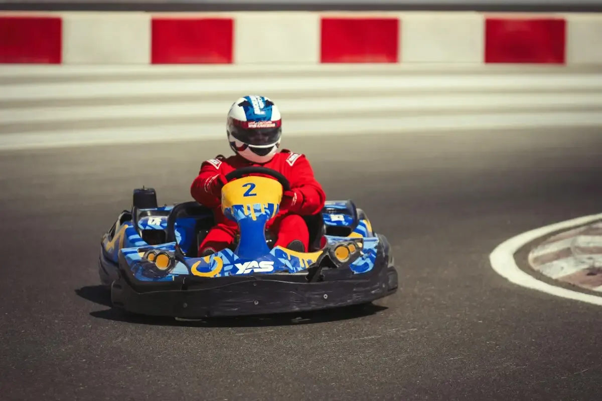 Závodníci na motokárách v kryté hale